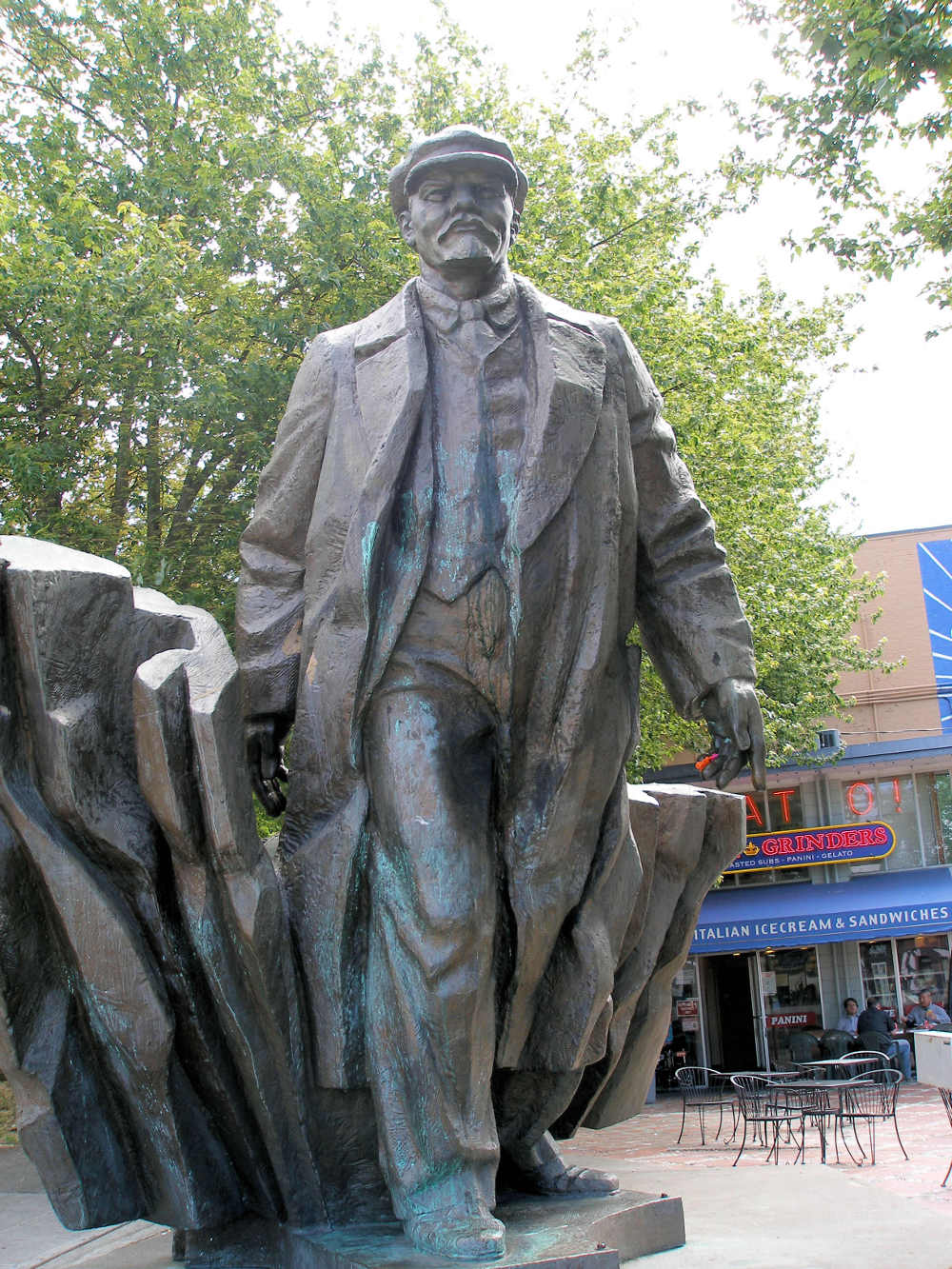 lenin statue